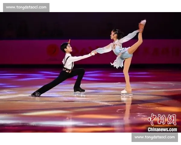 冰上共舞,花滑天鹅队演绎极致欢乐! 冰上共舞,花滑天鹅队演绎极致欢乐!