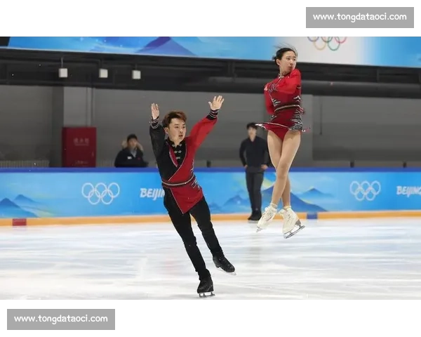 冰上共舞,花滑天鹅队演绎极致欢乐! 冰上共舞,花滑天鹅队演绎极致欢乐!