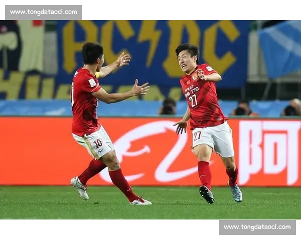 李明携子亮相世俱杯！高颜值父子同框引热议